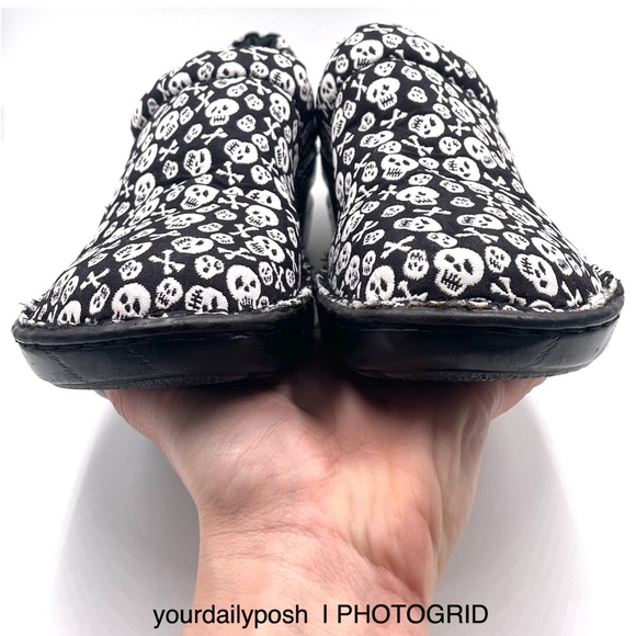 Born b.o.c. skulls and crossbones black and white fabric clogs US 8.5M - Picture 4 of 13